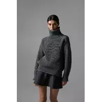 Жіночий светр з високим горлом та акцентними деталями  на плечах