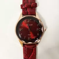 Стильные красные наручные часы женские. С блестящим ремешком. В чехле. Модель 51515